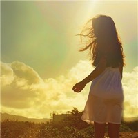 这些年:冷暖自知:夕阳下逆光中的唯美伤感意境女_WWW.TQQA.COM