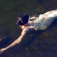 欧美唯美伤感女生头像:不配在说你爱我#_WWW.TQQA.COM