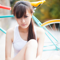 qq头像阳光意境女生:表面现象_WWW.TQQA.COM