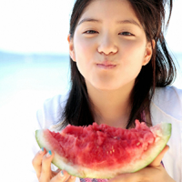 女生吃西瓜头像:吃西瓜的意境唯美女生头像:20_WWW.TQQA.COM