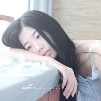 侧脸qq头像靠墙女生:意境任在_WWW.TQQA.COM