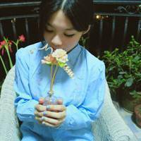 森系带花女生头像:赠人玫瑰:手有余香_WWW.TQQA.COM