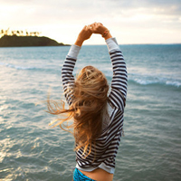 唯美阳光女生头像侧面:和你的记忆在慢慢褪色_WWW.TQQA.COM