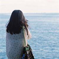 海边背影唯美女生QQ头像:海天连一线_WWW.TQQA.COM
