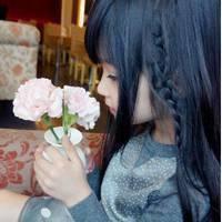 唯美拿白色花的女生头像:朦胧的意境_WWW.TQQA.COM