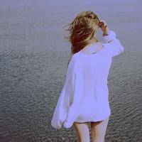 海边背影唯美女生QQ头像:海天连一线_WWW.TQQA.COM