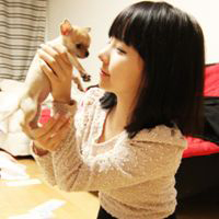抱着狗狗的情侣头像:独一无二_WWW.TQQA.COM