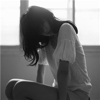 带伤感文字的黑白QQ头像:还是喜欢一个人独自伤_WWW.TQQA.COM