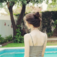 陪你把幸福装满:唯美女生背影长发头像:一个人不_WWW.TQQA.COM