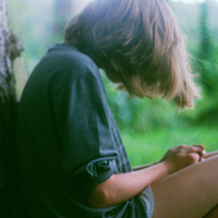 长大以后爱越来越远:森系女生QQ头像:留念从前_WWW.TQQA.COM