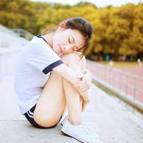 qq头像阳光意境女生:表面现象_WWW.TQQA.COM