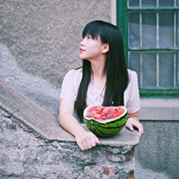 女生吃西瓜头像:吃西瓜的意境唯美女生头像:20_WWW.TQQA.COM