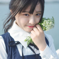 欧美头像女生:盘腿坐着的发呆i_WWW.TQQA.COM