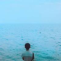 海边唯美男生头像:勾起的回忆_WWW.TQQA.COM