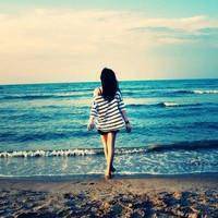 海边背影唯美女生QQ头像:海天连一线_WWW.TQQA.COM