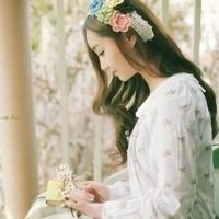 手里拿袋鱼的头像:蓝色背景唯美小清新_WWW.TQQA.COM