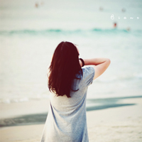 陪你把幸福装满:唯美女生背影长发头像:一个人不_WWW.TQQA.COM