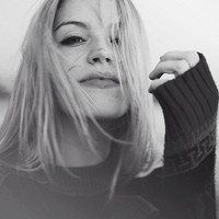 欧美女生吸烟头像_WWW.TQQA.COM