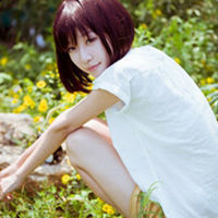 绿色意境女生头像:喜欢夏天闻雨的味道_WWW.TQQA.COM
