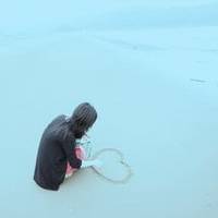 海边背影唯美女生QQ头像:海天连一线_WWW.TQQA.COM