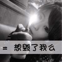 QQ灰色女生头像:带上耳机躲在寂寞黑夜里。_WWW.TQQA.COM