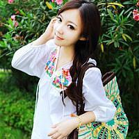 手里拿袋鱼的头像:蓝色背景唯美小清新_WWW.TQQA.COM