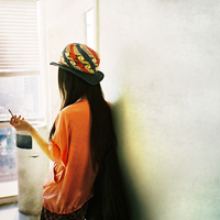 陪你把幸福装满:唯美女生背影长发头像:一个人不_WWW.TQQA.COM