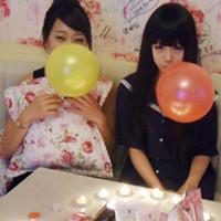 抱着习惯的可爱卖萌头像女生:冬天还没完就想到_WWW.TQQA.COM