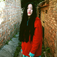 绿色意境女生头像:喜欢夏天闻雨的味道_WWW.TQQA.COM