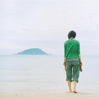 陪你把幸福装满:唯美女生背影长发头像:一个人不_WWW.TQQA.COM