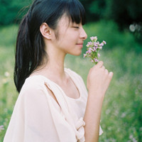 纯真女孩QQ头像:回忆温暖了记忆_WWW.TQQA.COM