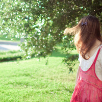 消失在人海的爱:森系背影头像女生:喜欢蓝色的百_WWW.TQQA.COM