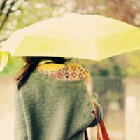 陪你把幸福装满:唯美女生背影长发头像:一个人不_WWW.TQQA.COM