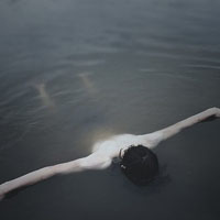 沉浸在水中的欧美范意境男生头像_WWW.TQQA.COM