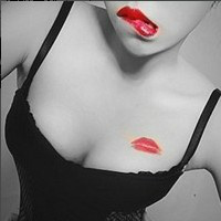 蹲着的欧美头像女生:时光被撕成碎片_WWW.TQQA.COM