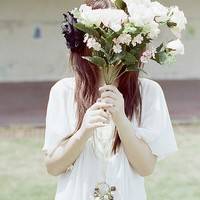 森系带花女生头像:赠人玫瑰:手有余香_WWW.TQQA.COM