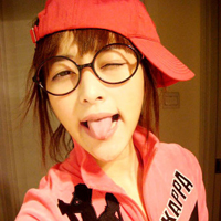 眼镜控气质可爱女生头像:属于我们的烟火_WWW.TQQA.COM