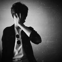 QQ头像男生帅气拽灰色:明明就是陌生人_WWW.TQQA.COM