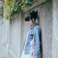 采蘑菇的小姑娘:意境森系女头_WWW.TQQA.COM