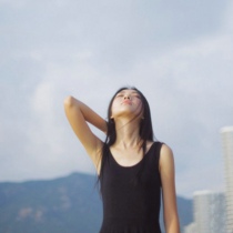 女生一个人孤单头像:唯美又伤感_WWW.TQQA.COM