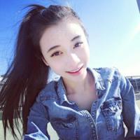 手里拿袋鱼的头像:蓝色背景唯美小清新_WWW.TQQA.COM