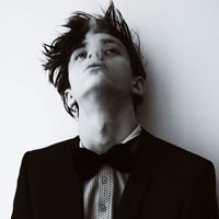 灰色帅哥头像:坚强的自己_WWW.TQQA.COM