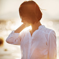 唯美阳光下女生头像:你的沉默我不懂_WWW.TQQA.COM