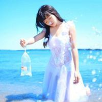 手里拿袋鱼的头像:蓝色背景唯美小清新_WWW.TQQA.COM