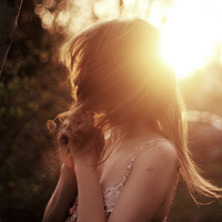 唯美阳光女生头像侧面:和你的记忆在慢慢褪色_WWW.TQQA.COM