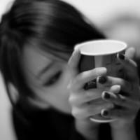 傷感着:心痛着:还愛着:灰色头像女生伤感侧脸_WWW.TQQA.COM