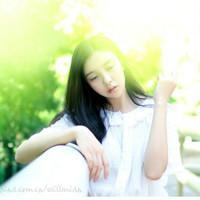 唯美拿白色花的女生头像:朦胧的意境_WWW.TQQA.COM