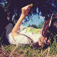 让想念的歌不在唱:带着耳机听着歌的唯美头像_WWW.TQQA.COM