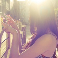 我不能哭:眼镜忍的好辛苦:唯美逆光QQ头像女生_WWW.TQQA.COM