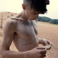 欧美纹身头像男生:赌一场爱情游戏_WWW.TQQA.COM